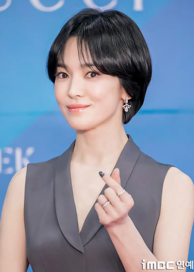송혜교 초미니 윙크 미모: 화보 비하인드 컷, 완성본보다 더 매력적인 이유 3 섹션 1 이미지