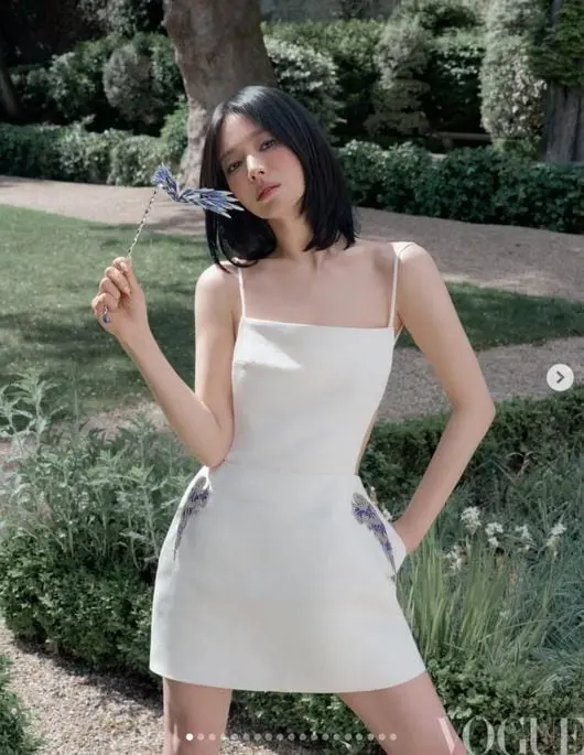 송혜교 초미니 윙크 미모: 화보 비하인드 컷, 완성본보다 더 매력적인 이유 2 섹션 1 이미지