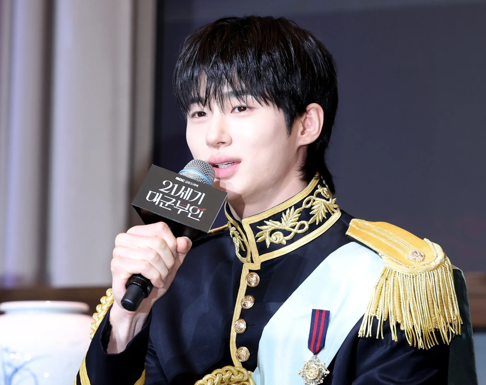 아이유, '21세기 대군부인' 역사 왜곡 논란 속 책임감 있는 발언으로 주목 3 섹션 1 이미지