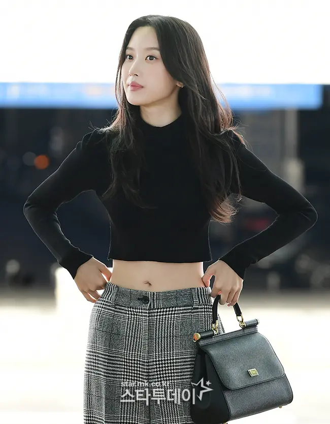 문가영 크롭티 근황, 아이스크림 사진이 끌어올린 ‘11자 복근’ 화제성의 비밀 3 섹션 1 이미지
