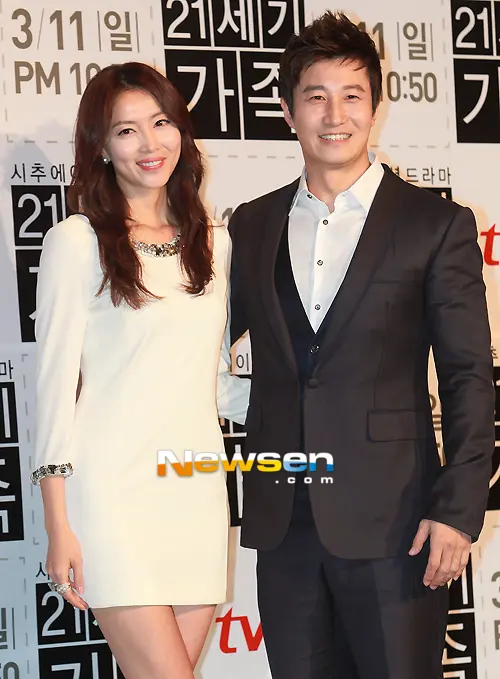오윤아 재혼, 발달장애 아들 송민 군 따뜻하게 품어준 새 남편과 새 출발! 3 섹션 1 이미지